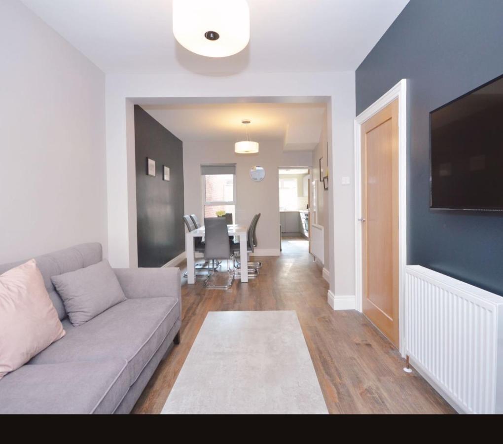 Queens Quarter Townhouse 1 เบลฟาสต์ ภายนอก รูปภาพ